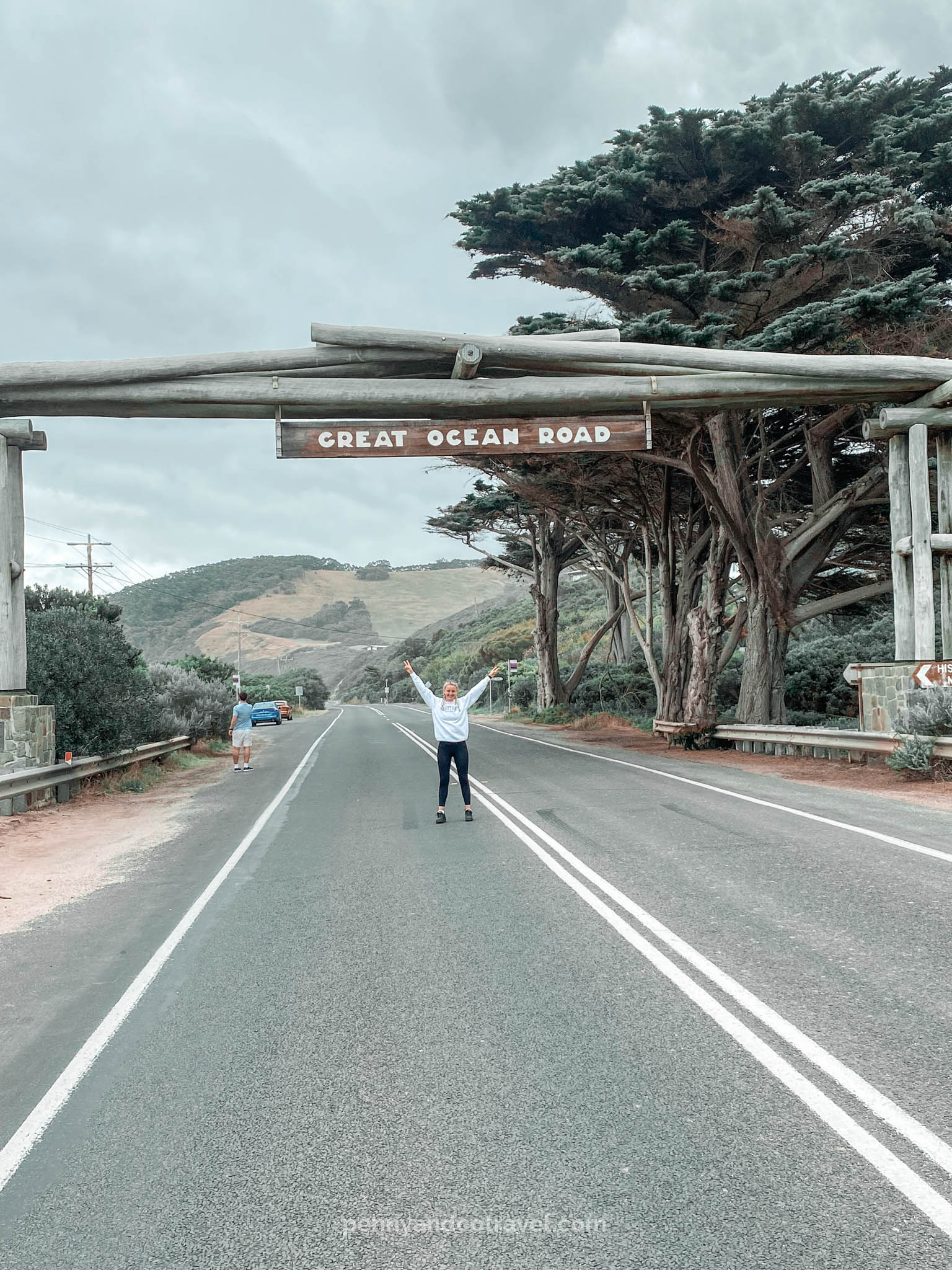 Things to do along the great ocean road > get a photo at the start of the scenic road
